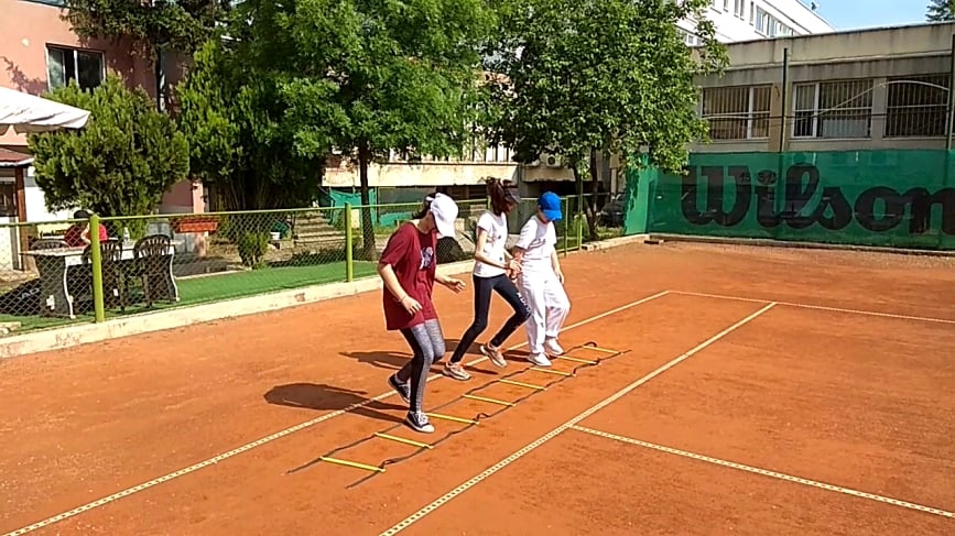 Тренировки по тенис на корт .
